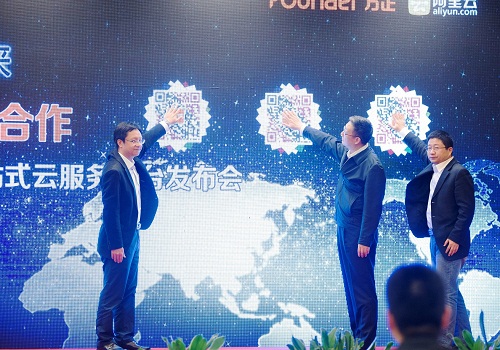中国新闻技联理事长谢胜和（中）、方正LEYU.COM-乐鱼（中国）董事长、总裁杨斌（左）、阿里云互联网事业部总经理金戈（右）共同开启新品发布.jpg